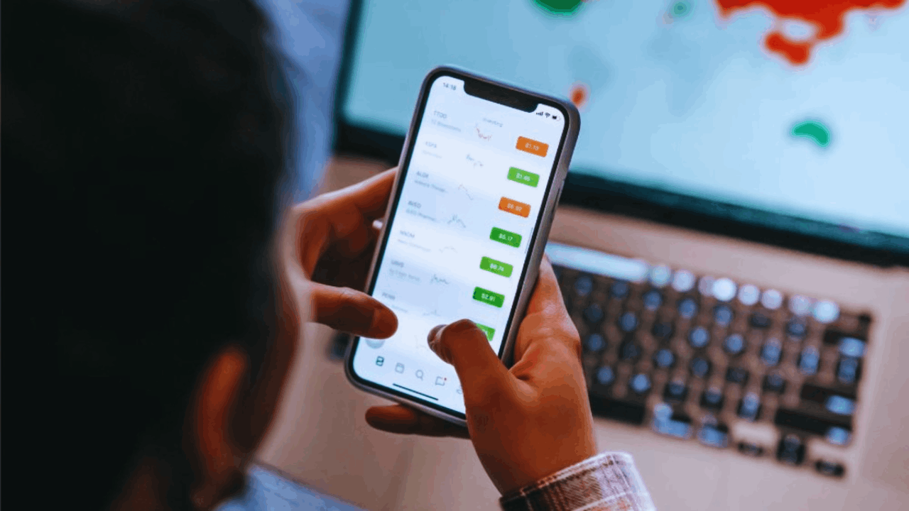 Discover How to Invest Spare Change with Micro-Investment Apps
